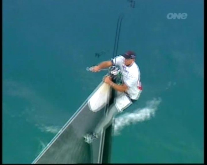 5 - Holding the halyard clear for attachment, the clip is clearly visible © Event Media